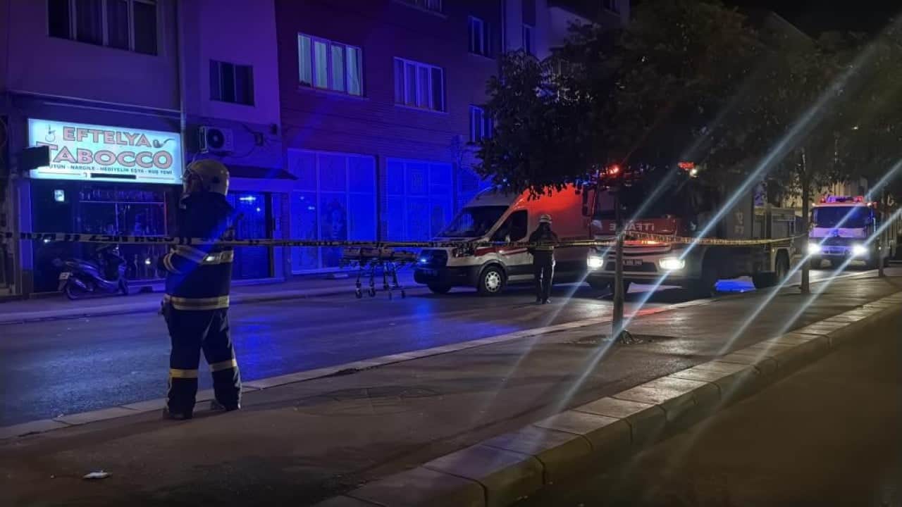 Foto - Polisi saatlerce uğraştırdı Kedi gibi çatıdan çatıya atladı 