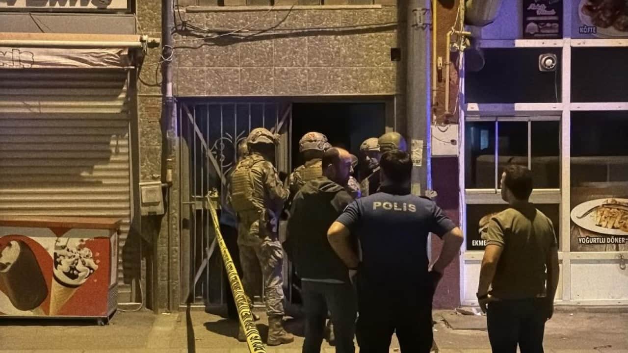 Polisi saatlerce uğraştırdı Kedi gibi çatıdan çatıya atladı