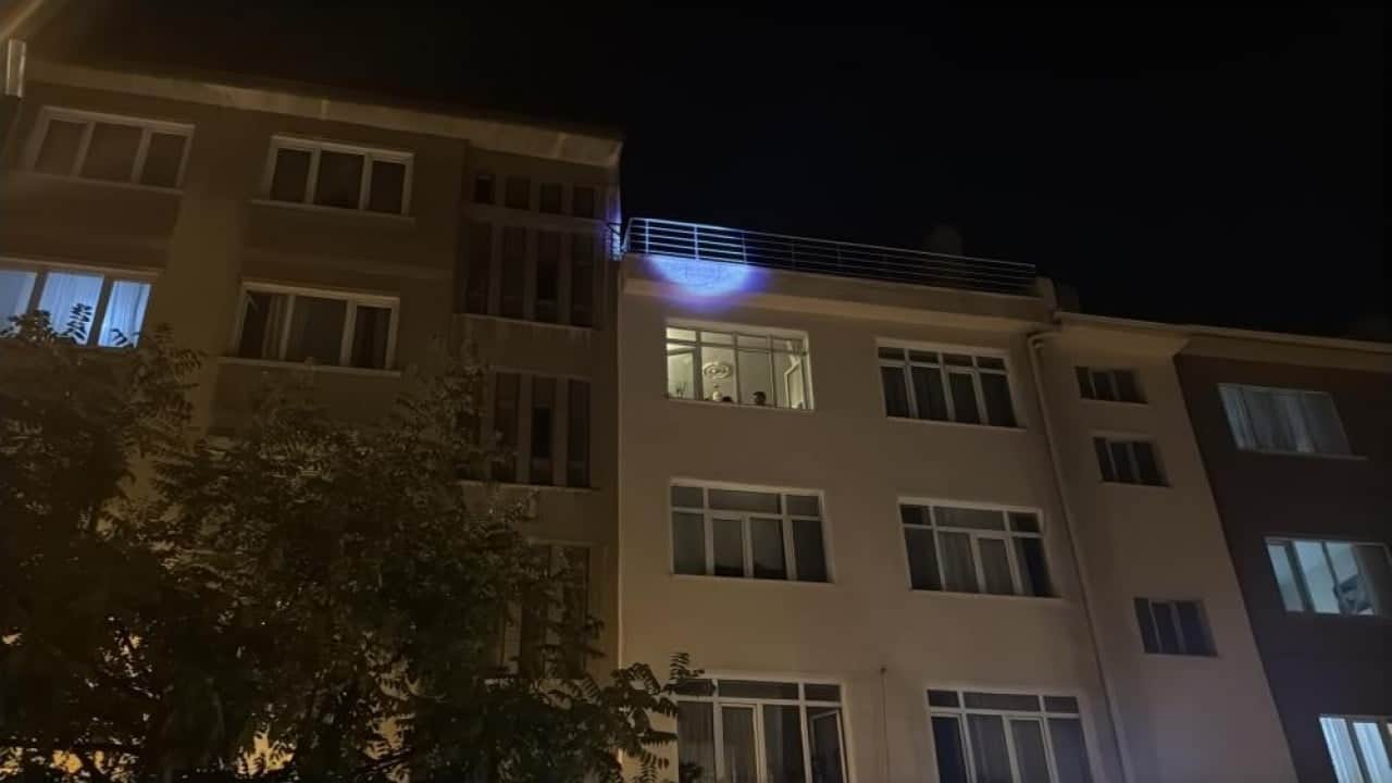 Foto - Polisi saatlerce uğraştırdı Kedi gibi çatıdan çatıya atladı 