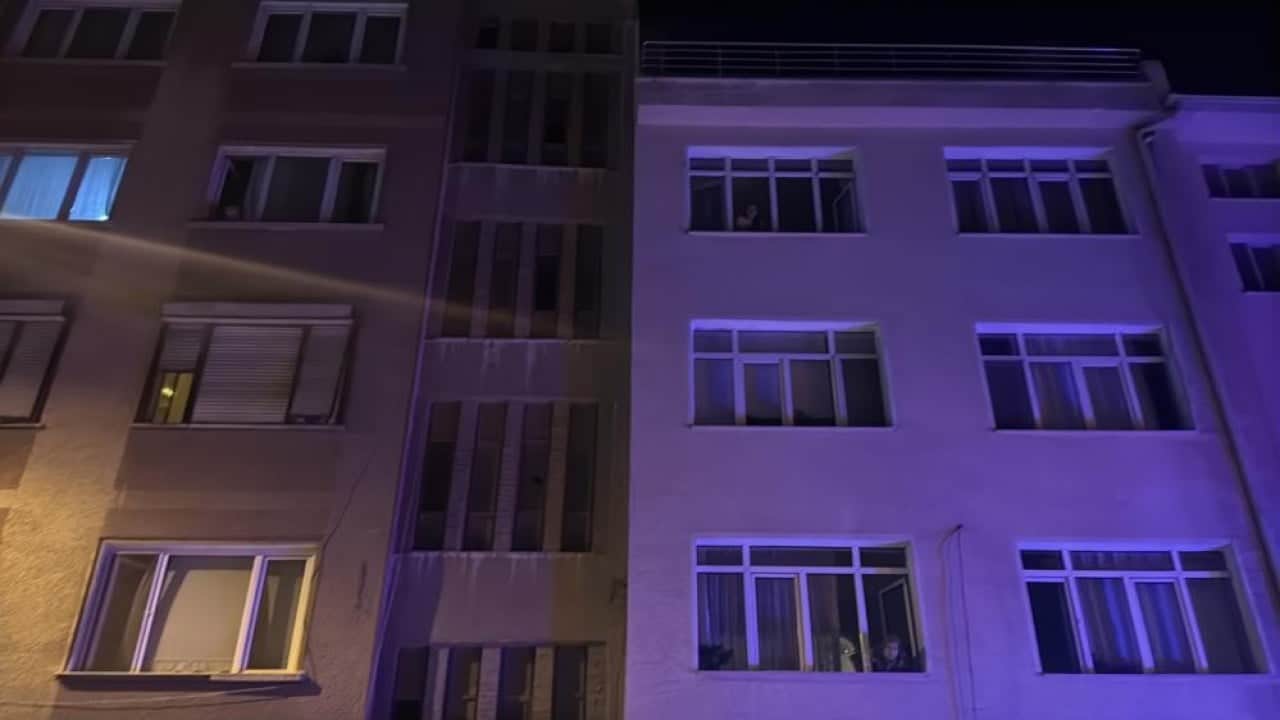 Foto - Polisi saatlerce uğraştırdı Kedi gibi çatıdan çatıya atladı 