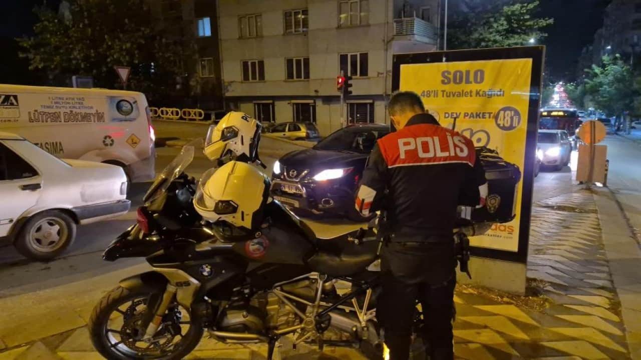 Foto - Polisin ‘dur’ ihtarına uymayıp kaçtı! O motosiklet sürücüsü öyle bir ceza yedi ki...