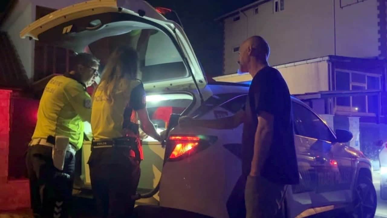 Polislerin gözü önünde… Alkollü sürücüden görülmemiş pişkinlik