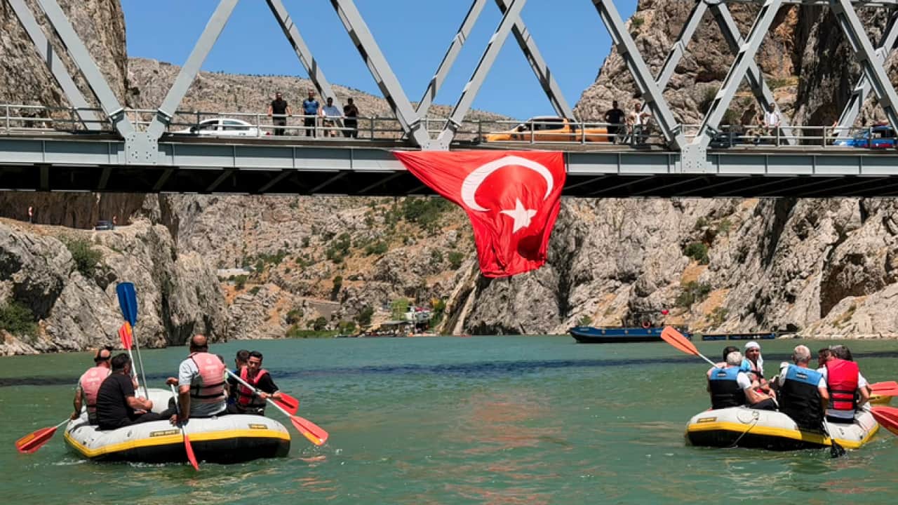 Foto - Rafting, kano ve bot safari... Kemaliye'de su sporları tutkunları Fırat'ta buluştu!