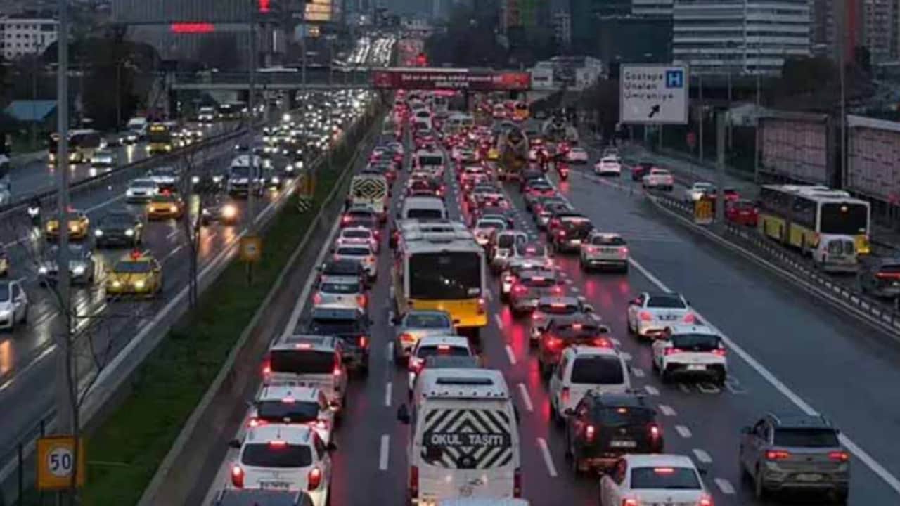 Rapor sonuçları açıklandı: İstanbul trafiği zamanınızı da paranızı da çaldı!