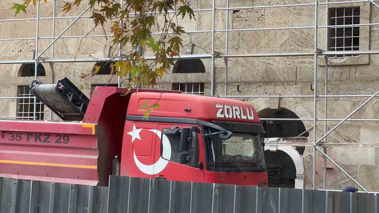Foto - Restorasyon çalışmasında feci kaza: İşçi kolunu iş makinesine kaptırdı