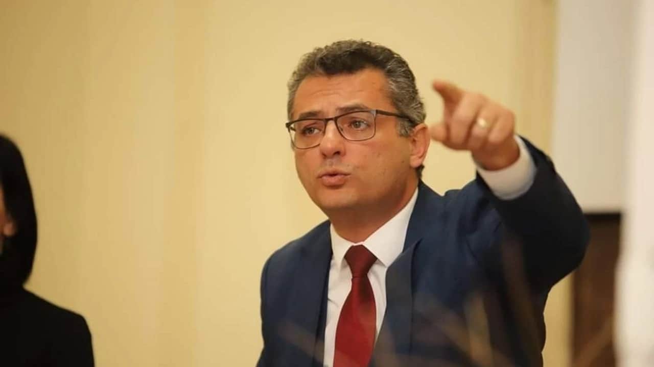 Foto - Rumlar hemen harekete geçti! KKTC’nin başörtüsüne mesafeli, solak yeni liderine Güney Kıbrıs’tan sürpriz teklif