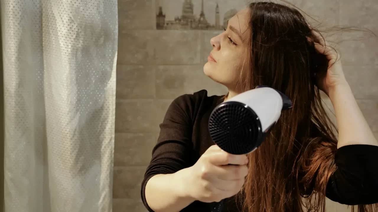 Foto - Saç kuruturken yaptığımız hata: Masum sanma! Duştan sonra bunu yaparsanız... Uzmanlardan önemli ikaz 