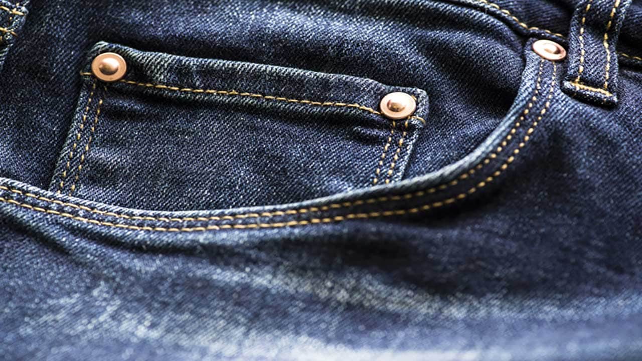 Foto - Sadece süs sanılıyordu! Kot pantolonlardaki o küçük metal parçaların asıl amacı ortaya çıktı!