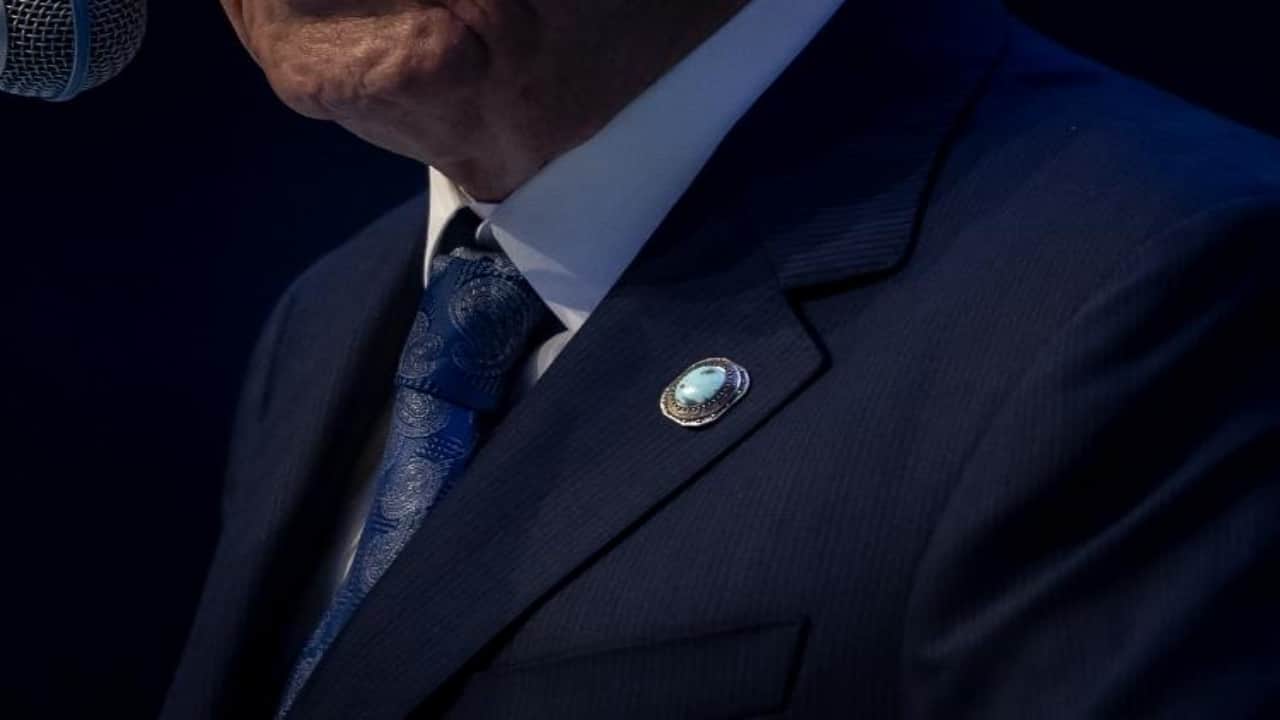 Foto - Sağ eliyle kaldırdığı o sembol ne anlama geliyor?Bahçeli’ye verilen gizemli hediyenin sırrı çözüldü