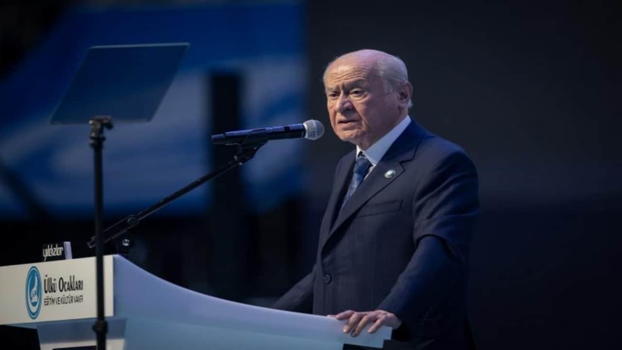 Foto - Sağ eliyle kaldırdığı o sembol ne anlama geliyor?Bahçeli’ye verilen gizemli hediyenin sırrı çözüldü