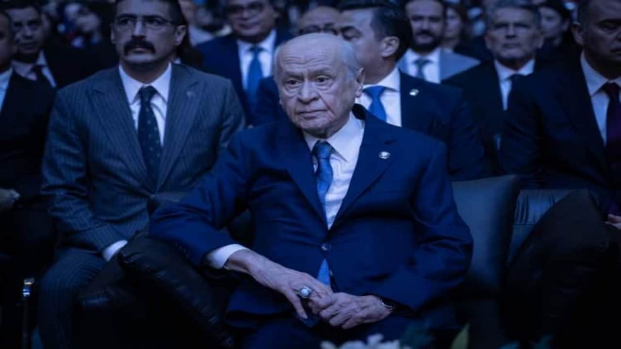 Foto - Sağ eliyle kaldırdığı o sembol ne anlama geliyor?Bahçeli’ye verilen gizemli hediyenin sırrı çözüldü