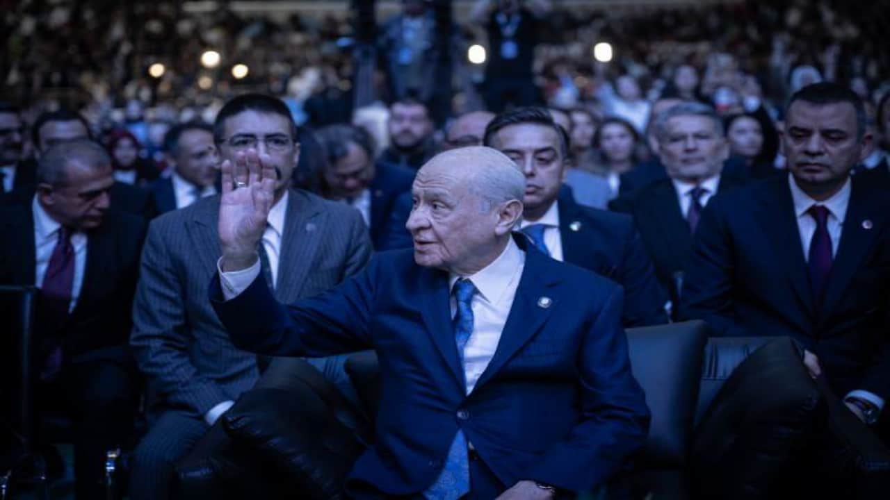 Foto - Sağ eliyle kaldırdığı o sembol ne anlama geliyor?Bahçeli’ye verilen gizemli hediyenin sırrı çözüldü