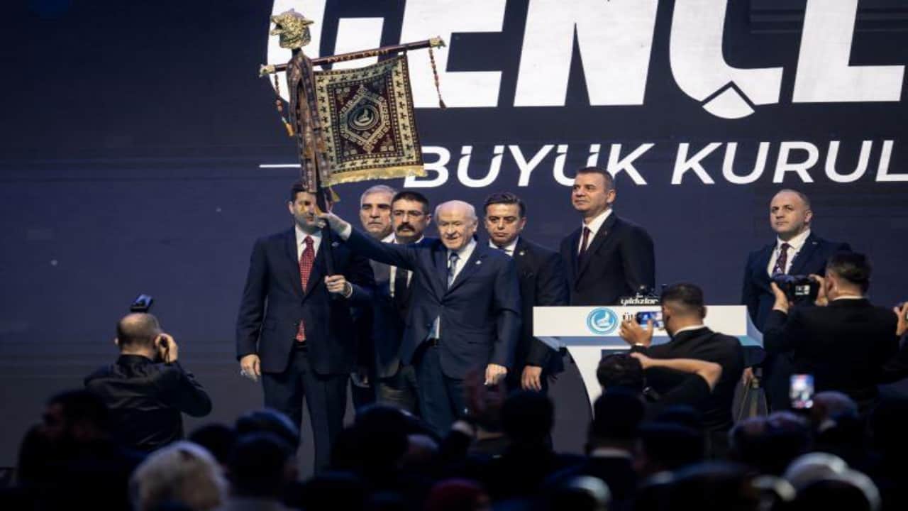 Foto - Sağ eliyle kaldırdığı o sembol ne anlama geliyor?Bahçeli’ye verilen gizemli hediyenin sırrı çözüldü