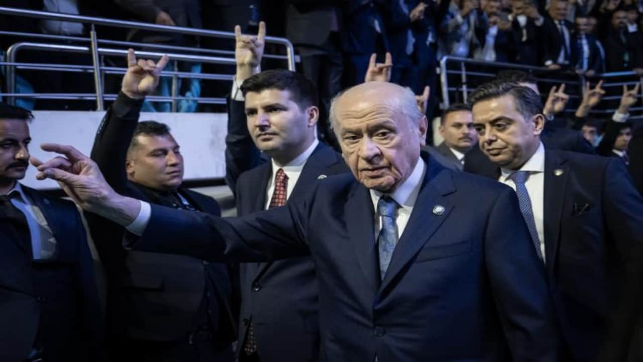 Foto - Sağ eliyle kaldırdığı o sembol ne anlama geliyor?Bahçeli’ye verilen gizemli hediyenin sırrı çözüldü