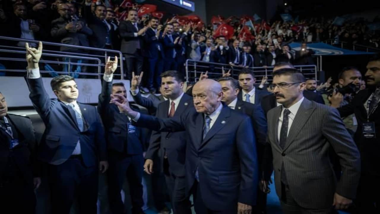 Sağ eliyle kaldırdığı o sembol ne anlama geliyor?Bahçeli’ye verilen gizemli hediyenin sırrı çözüldü