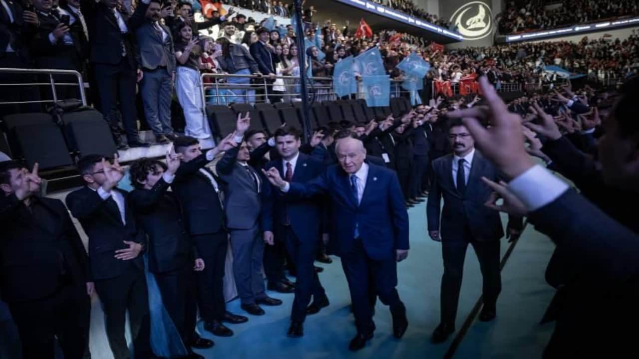 Foto - Sağ eliyle kaldırdığı o sembol ne anlama geliyor?Bahçeli’ye verilen gizemli hediyenin sırrı çözüldü