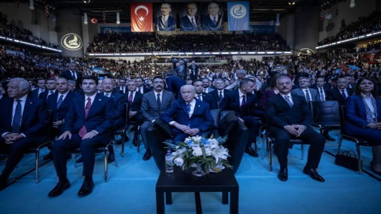 Foto - Sağ eliyle kaldırdığı o sembol ne anlama geliyor?Bahçeli’ye verilen gizemli hediyenin sırrı çözüldü