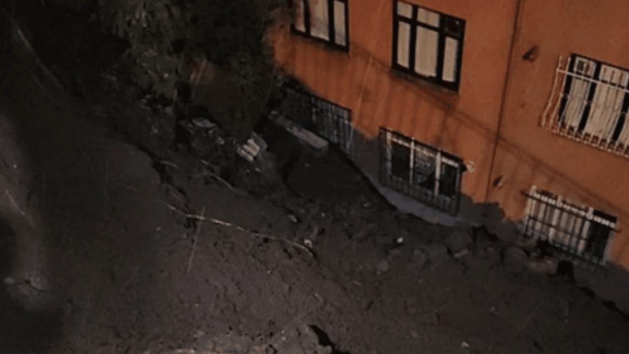 Foto - Sağanak yağış toprağı kaydırdı: Eyüpsultan’da 8 daireli apartman tahliye edildi