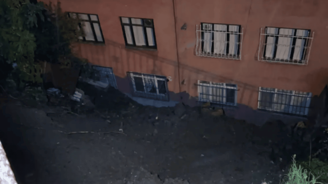 Foto - Sağanak yağış toprağı kaydırdı: Eyüpsultan’da 8 daireli apartman tahliye edildi