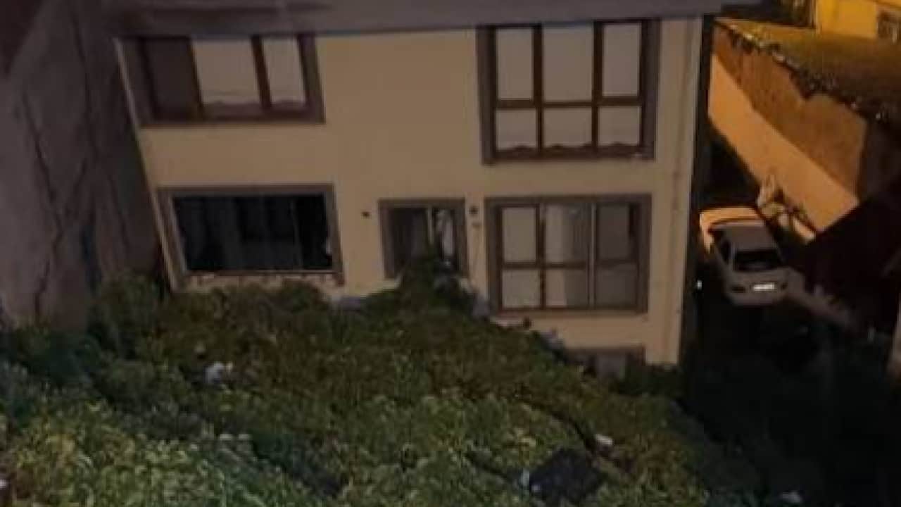 Sağanak yağış toprağı kaydırdı: Eyüpsultan’da 8 daireli apartman tahliye edildi