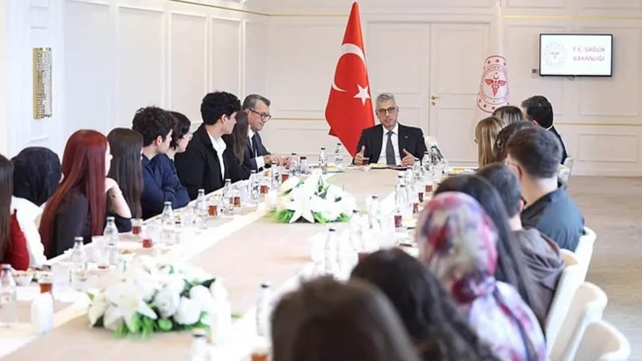 Foto - Sağlık ordusuna dev katılım! Bakan Memişoğlu tıp fakültesi birincileriyle buluştu!