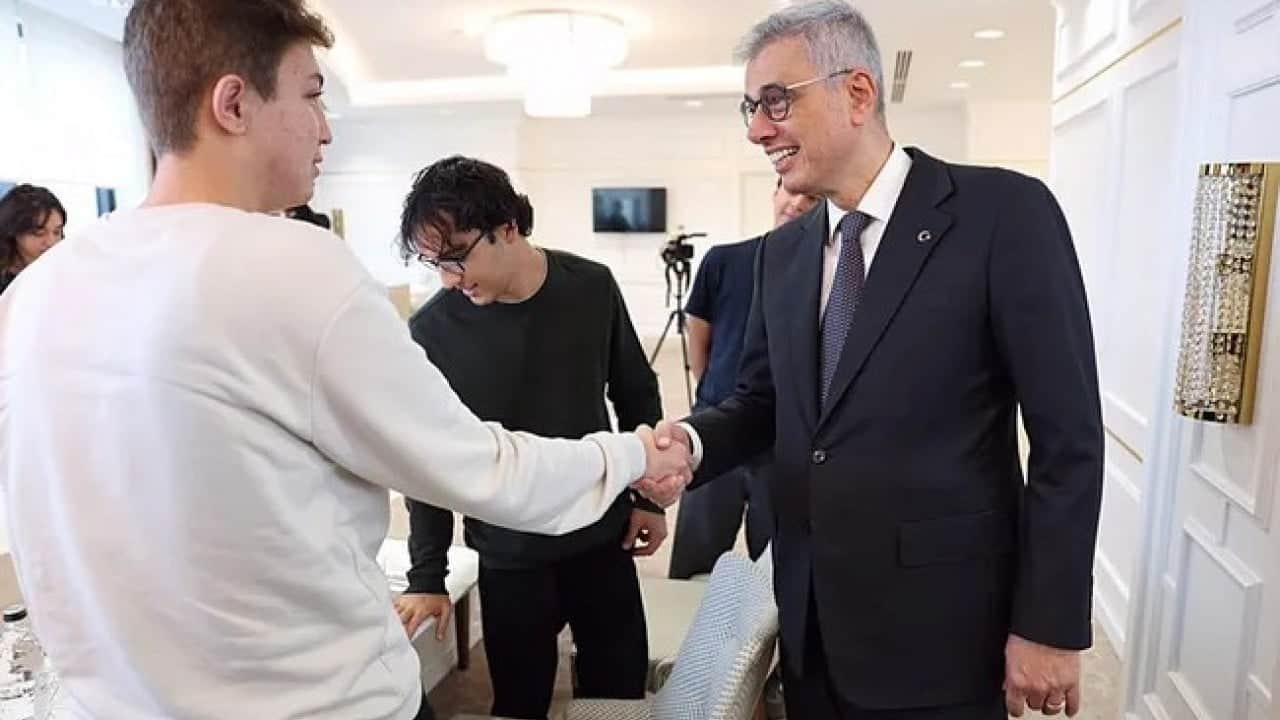 Foto - Sağlık ordusuna dev katılım! Bakan Memişoğlu tıp fakültesi birincileriyle buluştu!