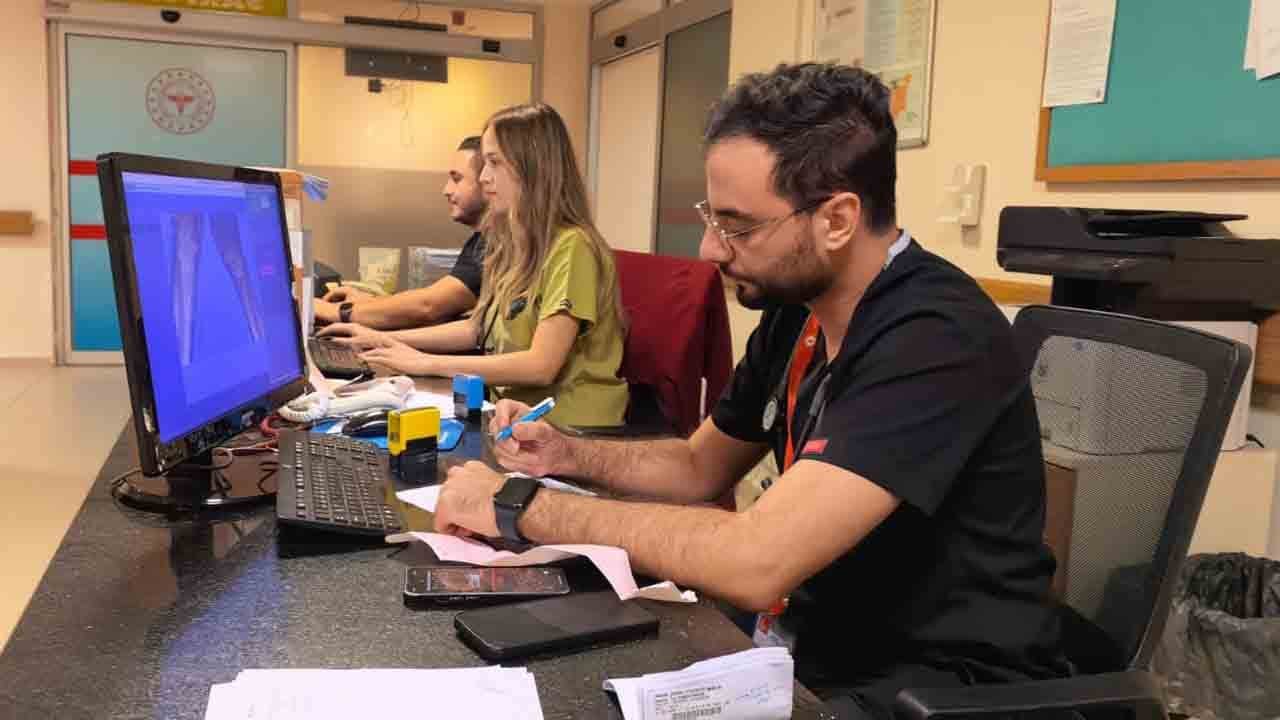 Foto - Sağlıkçı ebeveynlerinin izinden gittiler: Hastanede emekleyerek doktor oldular