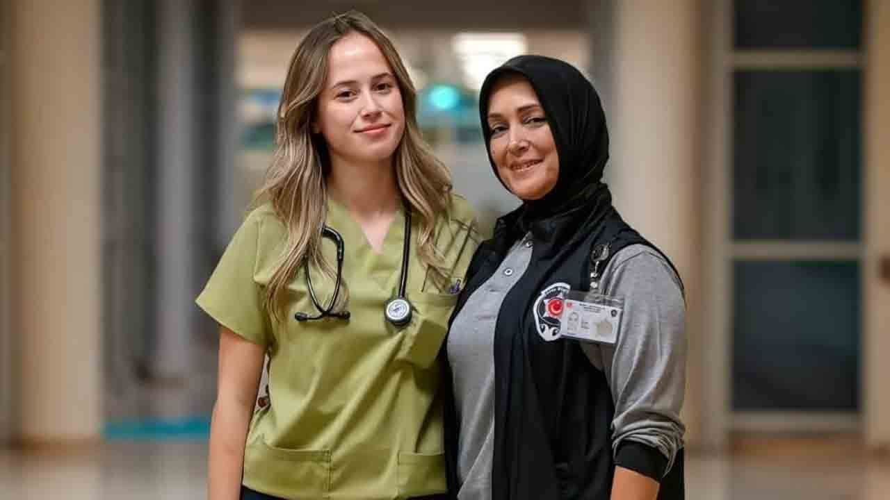 Foto - Sağlıkçı ebeveynlerinin izinden gittiler: Hastanede emekleyerek doktor oldular
