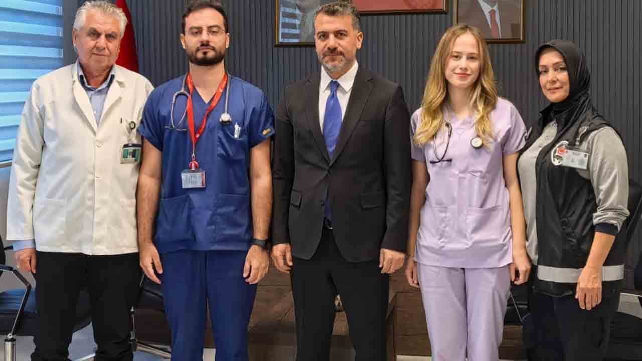 Sağlıkçı ebeveynlerinin izinden gittiler: Hastanede emekleyerek doktor oldular
