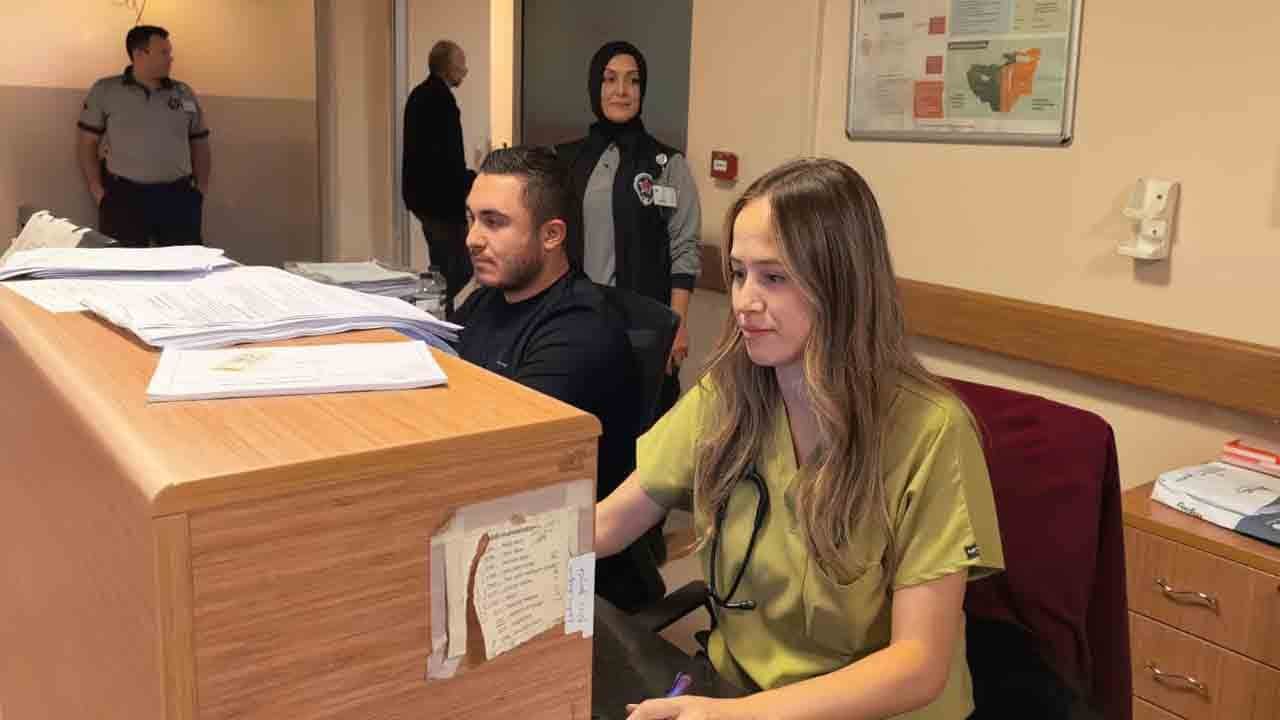 Foto - Sağlıkçı ebeveynlerinin izinden gittiler: Hastanede emekleyerek doktor oldular