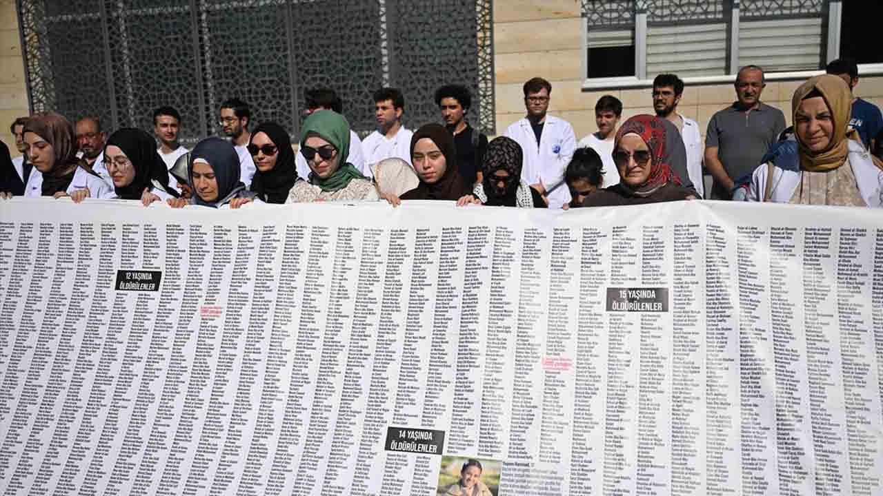Foto - Sağlıkçılardan Gazze için anlamlı eylem: 16 bin 277 çocuğun ismi 12 metrelik brandada