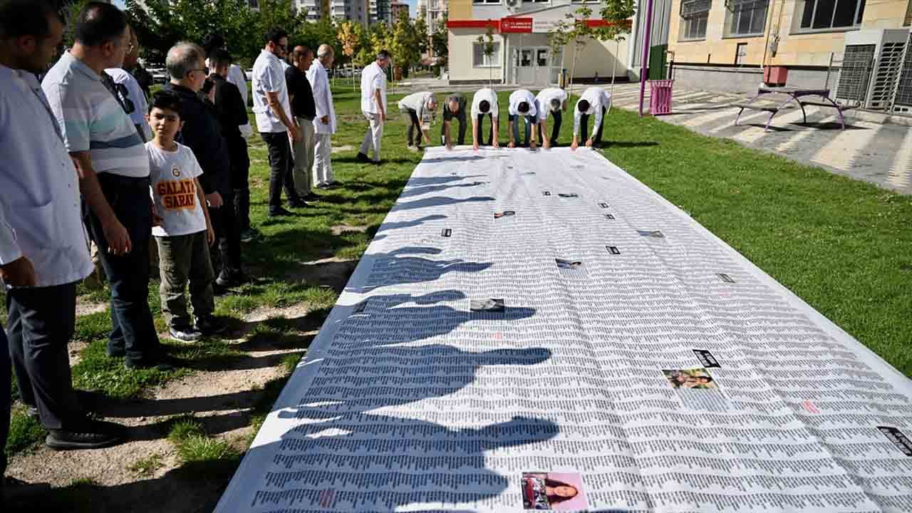 Foto - Sağlıkçılardan Gazze için anlamlı eylem: 16 bin 277 çocuğun ismi 12 metrelik brandada