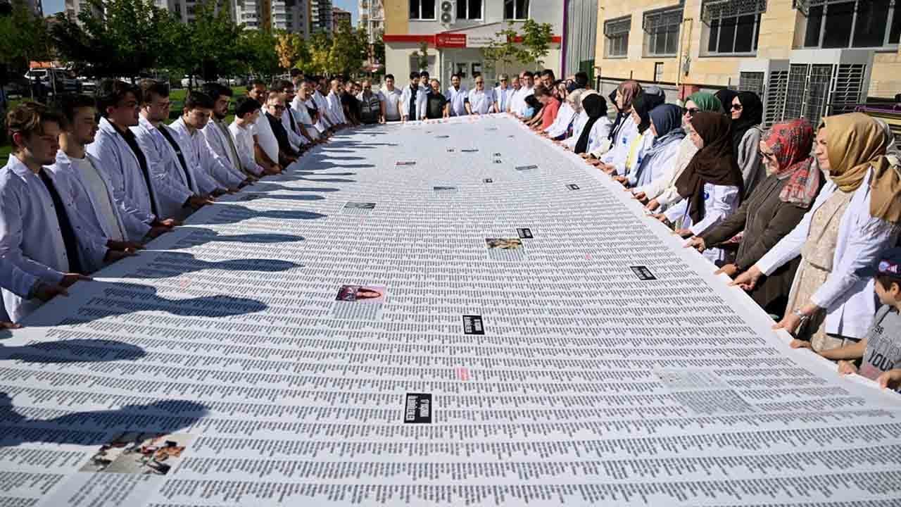 Sağlıkçılardan Gazze için anlamlı eylem: 16 bin 277 çocuğun ismi 12 metrelik brandada