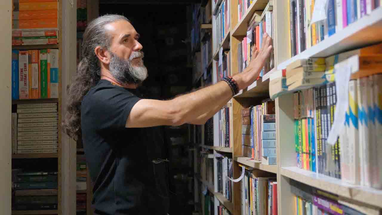 Sahaf dükkanında apayrı bir dünyası var… Gönül kütüphanesine 53 bin eser sığdırdı