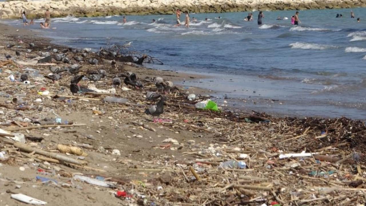 Foto - Sahilleri çöp ve plastik atıklar sardı! CHP'nin yönettiği o ilde kirlilik alarmı