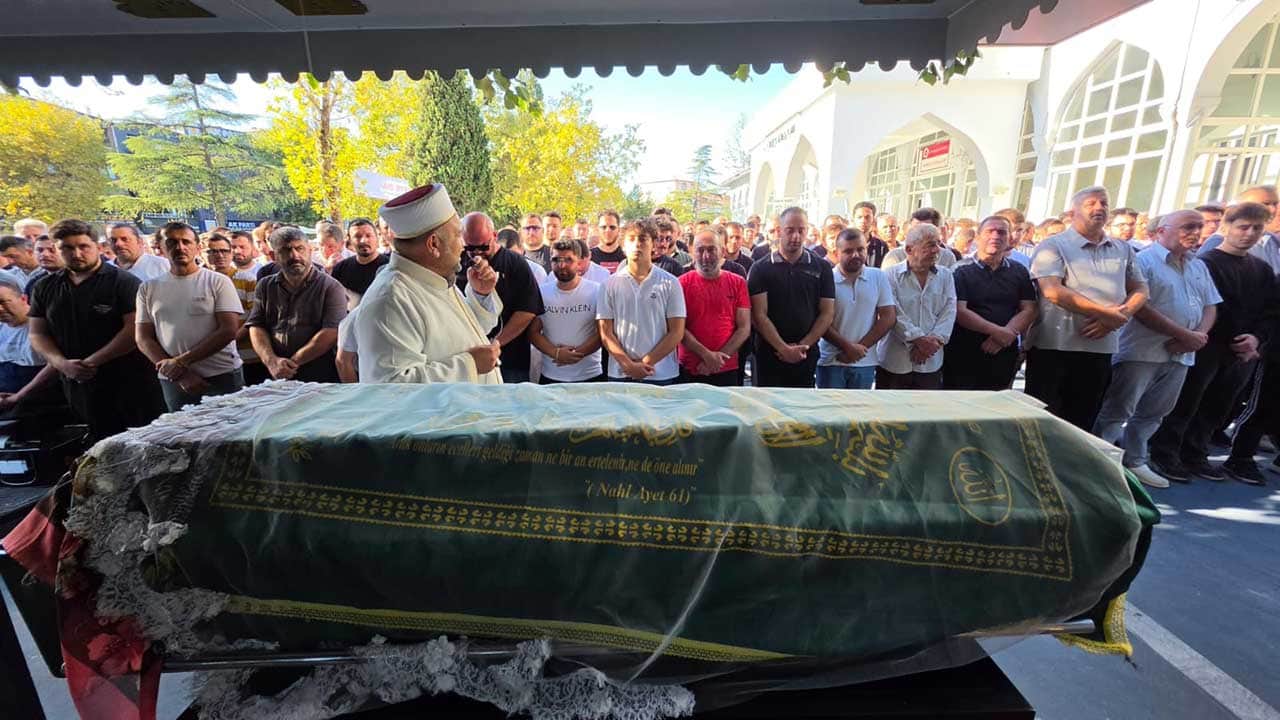 Foto - Sakarya’da feci kaza yürekleri dağladı! 23 yaşındaki Begüm Fil otomobilin çarpması sonucu hayatını kaybetti!