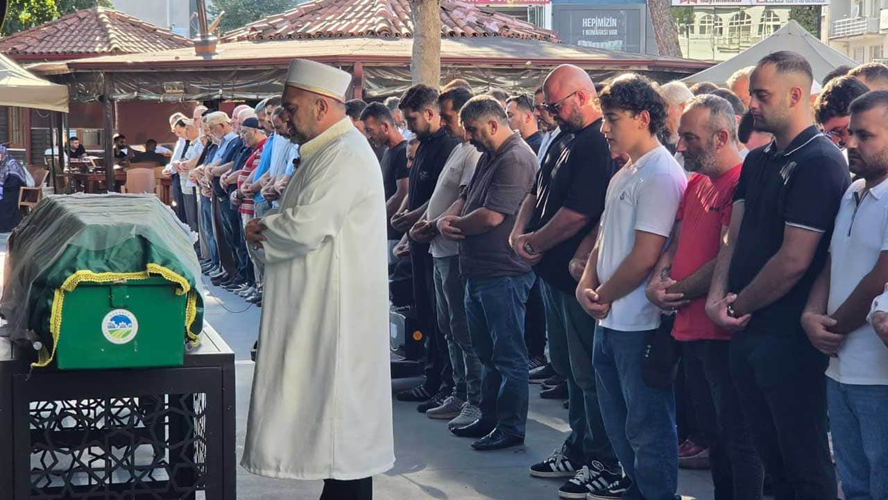 Foto - Sakarya’da feci kaza yürekleri dağladı! 23 yaşındaki Begüm Fil otomobilin çarpması sonucu hayatını kaybetti!