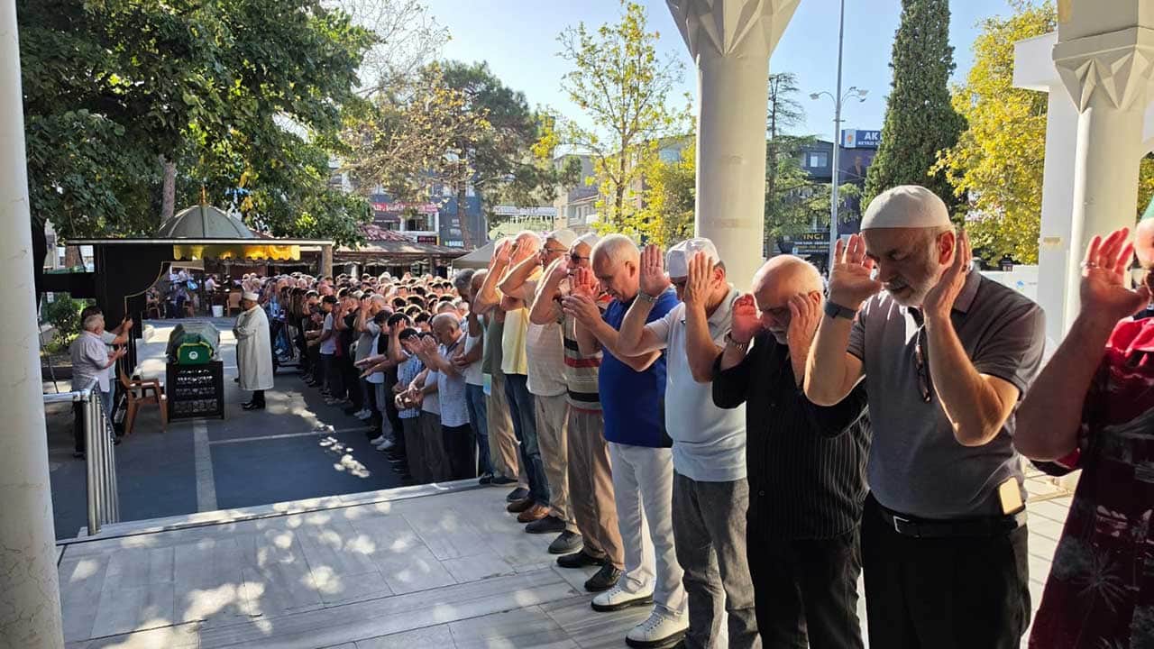 Foto - Sakarya’da feci kaza yürekleri dağladı! 23 yaşındaki Begüm Fil otomobilin çarpması sonucu hayatını kaybetti!