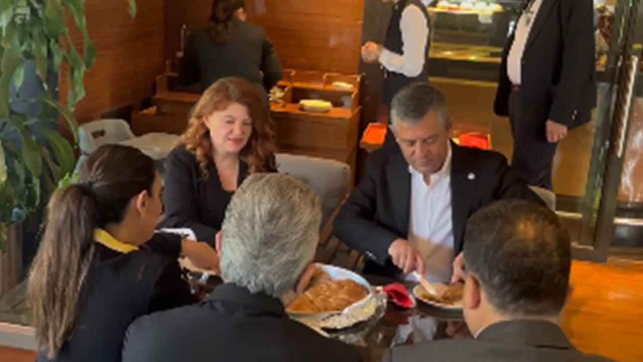Foto - Samimiyetsizlik ve riyakarlık paçalarından akıyor: Dün kovdu, bugün börek şov yaptı
