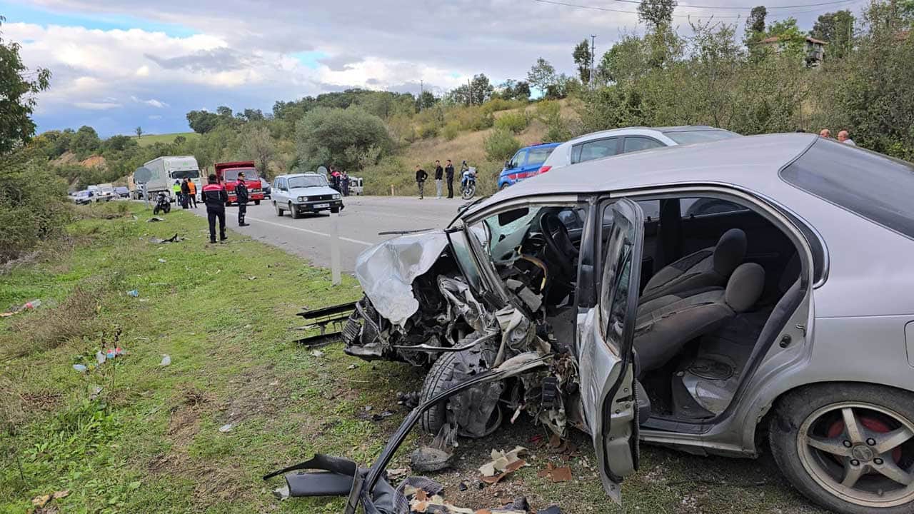 Foto - Samsun’da dehşet anları! Vezirköprü'de iki araç kafa kafaya çarpıştı: 1'i ağır 2 yaralı 