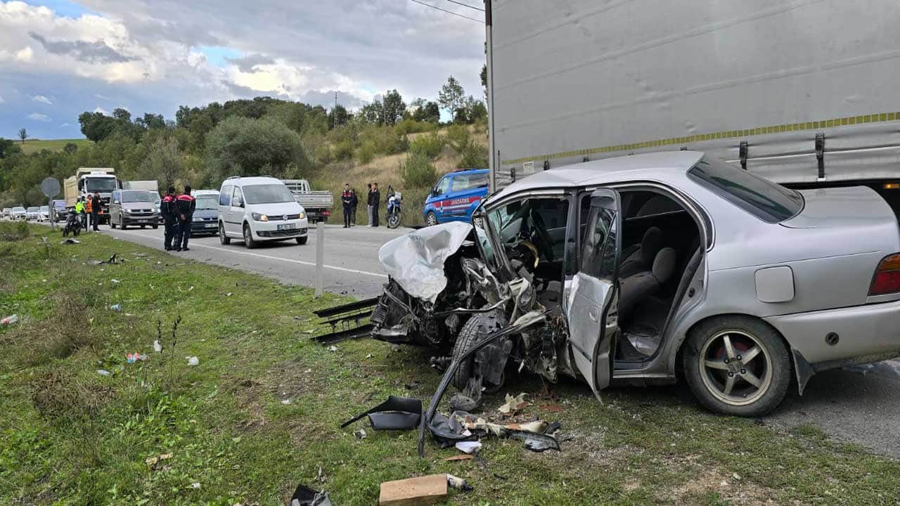 Foto - Samsun’da dehşet anları! Vezirköprü'de iki araç kafa kafaya çarpıştı: 1'i ağır 2 yaralı 
