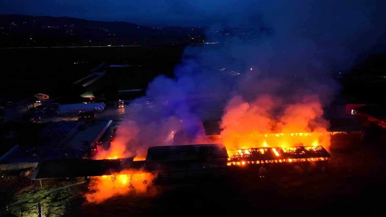 Foto - Samsun'da saman deposu alev topuna döndü! Korkutan yangına itfaiye ekipleri müdahale ediyor!