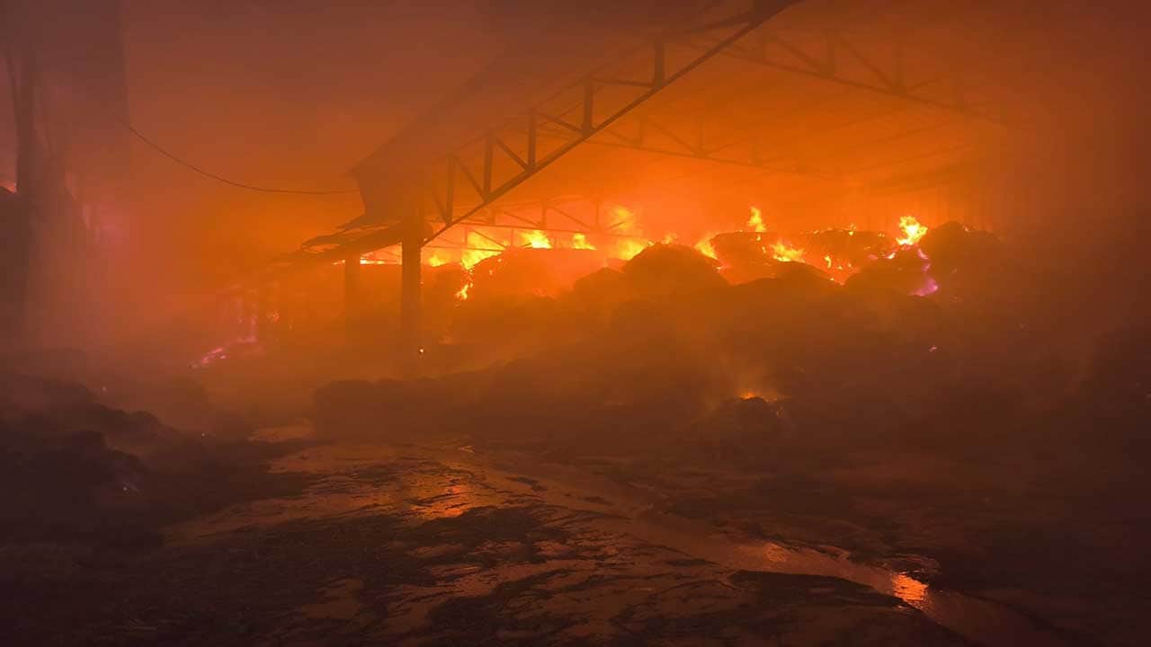 Foto - Samsun'da saman deposu alev topuna döndü! Korkutan yangına itfaiye ekipleri müdahale ediyor!