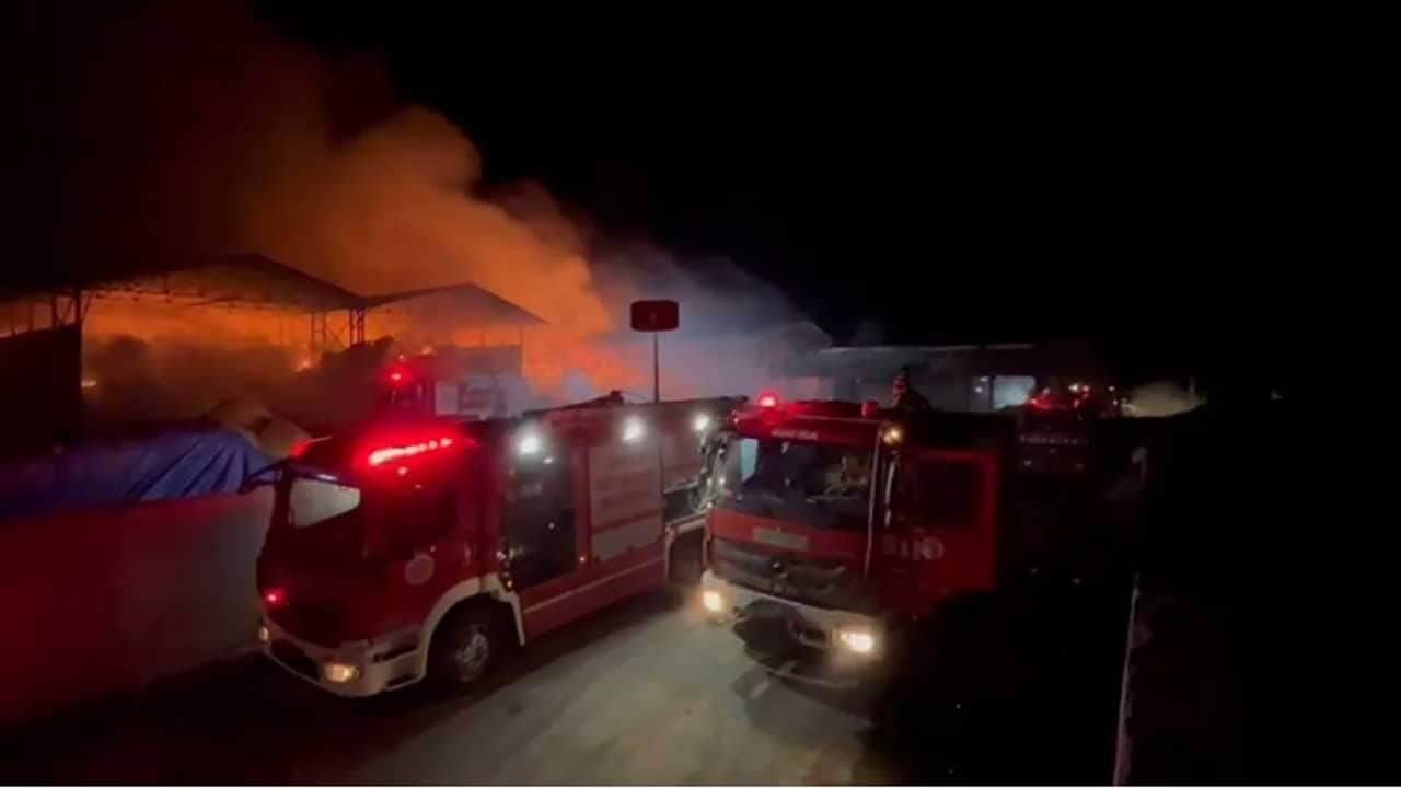 Foto - Samsun'da saman deposu alev topuna döndü! Korkutan yangına itfaiye ekipleri müdahale ediyor!