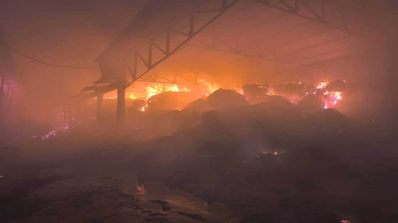 Foto - Samsun'da saman deposu alev topuna döndü! Korkutan yangına itfaiye ekipleri müdahale ediyor!