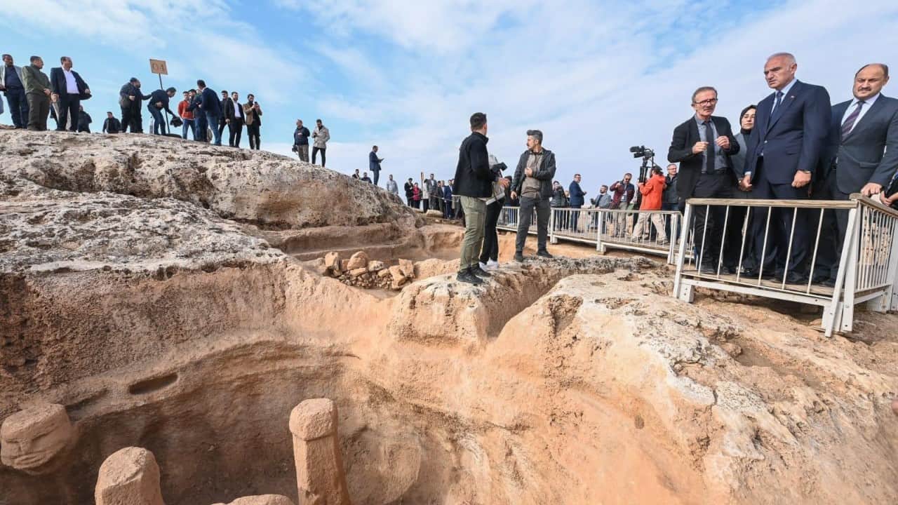 Foto - Şanlıurfa’da tarih resmen fışkırdı: Ağzı dikili "ölüm yüzü" heykeli bilim dünyasını heyecanlandırdı