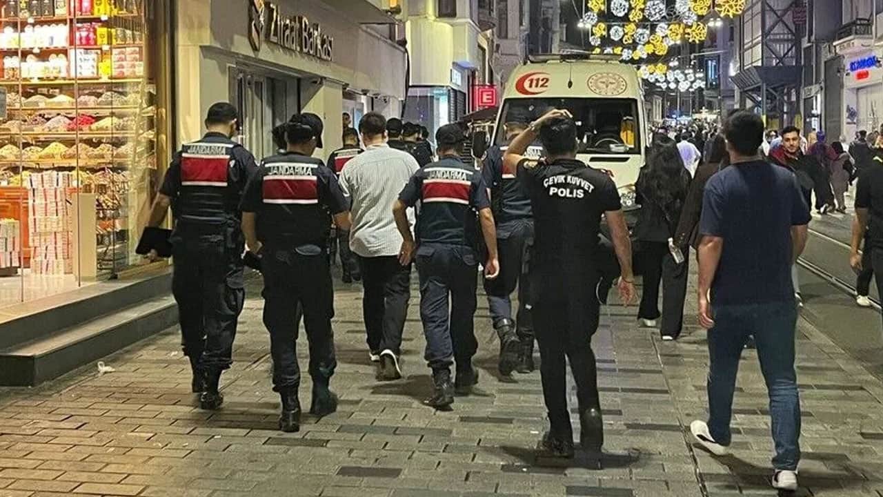 Foto - Sapkınlığa ‘Özgürlük’ süsü! LGBT derneklerine darbe ağlayan Deniz ve Şirin