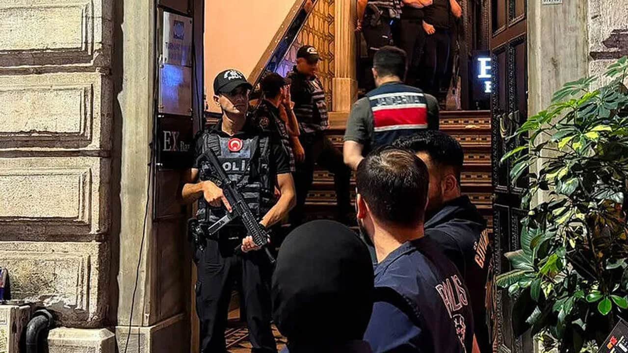 Foto - Sapkınlığa ‘Özgürlük’ süsü! LGBT derneklerine darbe ağlayan Deniz ve Şirin