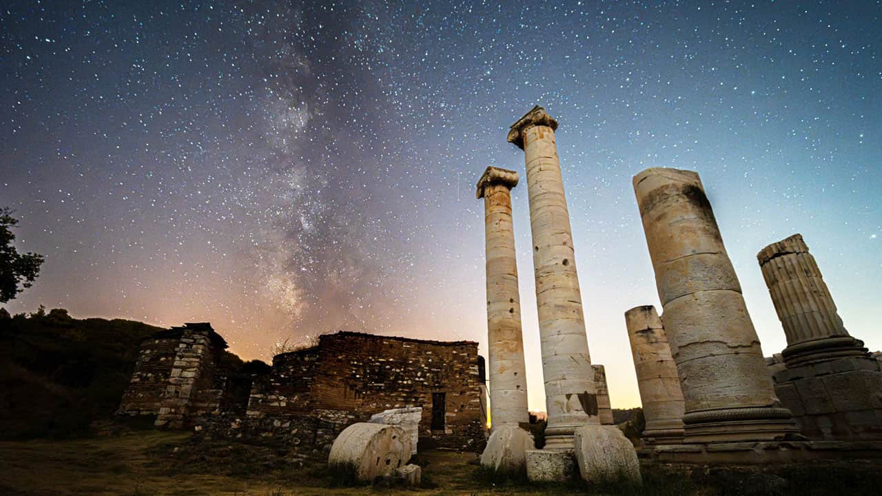 Foto - Sardes'te nefes kesen manzara! Gökyüzünde Samanyolu, altında binlerce yıllık tarih