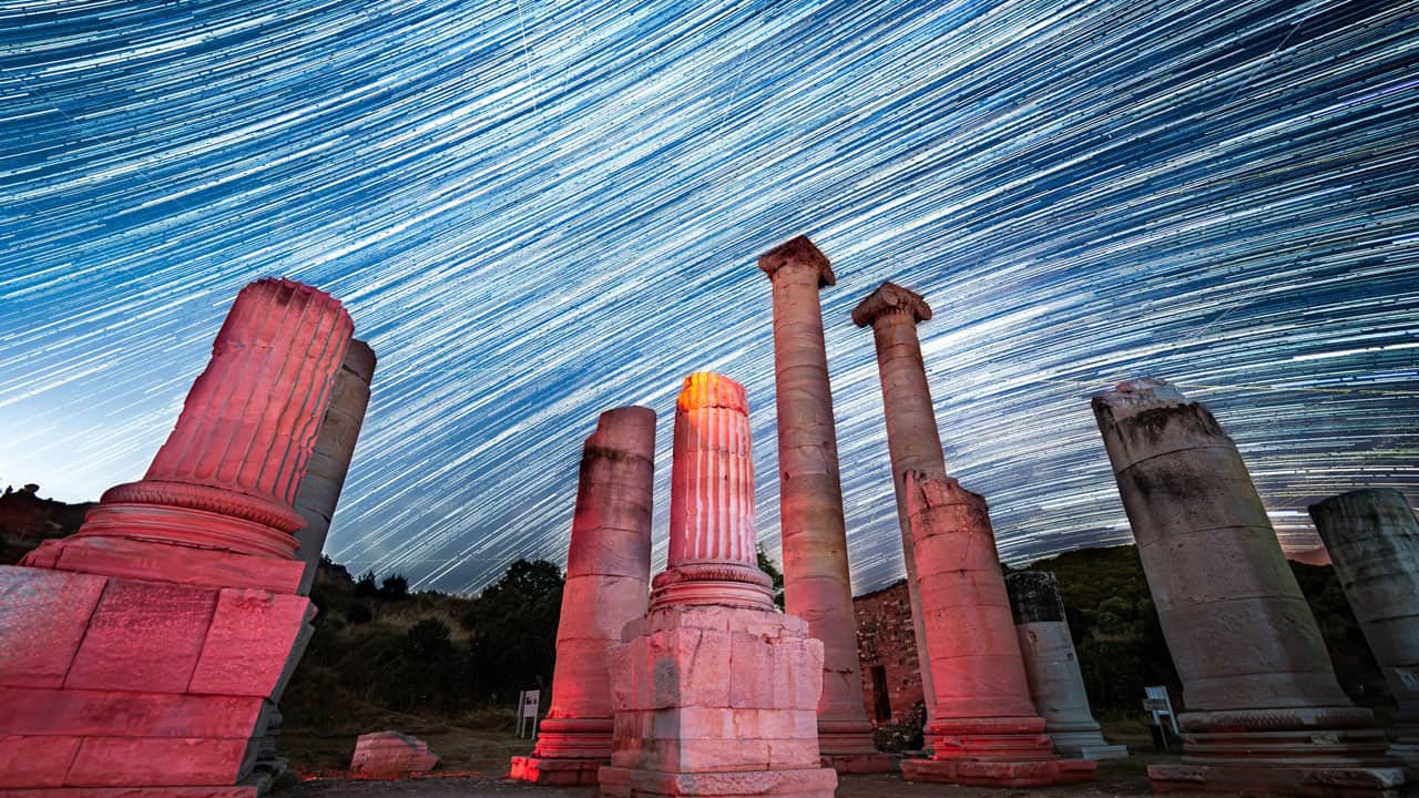Foto - Sardes'te nefes kesen manzara! Gökyüzünde Samanyolu, altında binlerce yıllık tarih